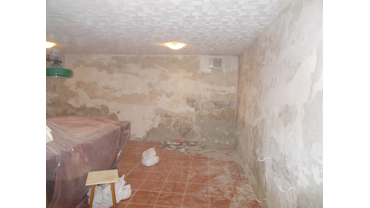 необходимо удалить все до структурно прочного бетонного основания