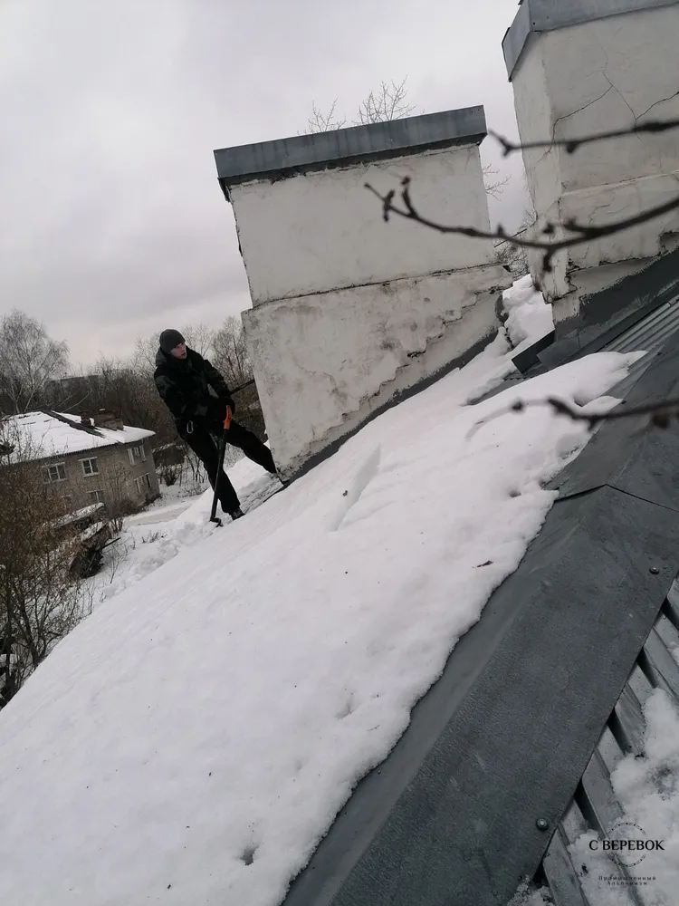 Очистка скатной кровли от снега