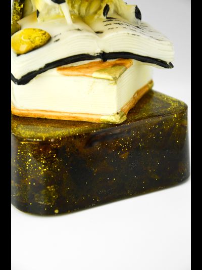 Сова с пером из Янтарных кабошонов на подставке