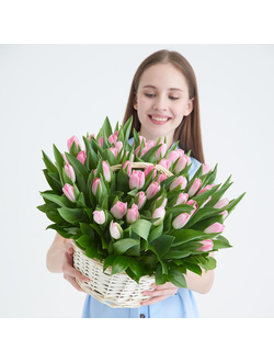 51 тюльпан в корзине