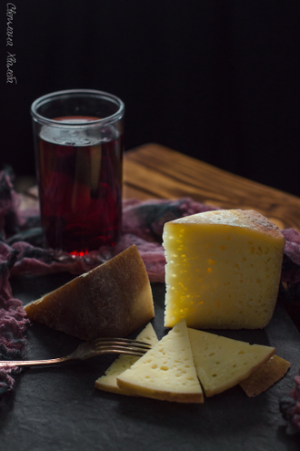 Салат с гранатом и сыром. Гранатовый сыр. Салат гранатовые бусы. Гранатовый сыр. Гранатовый браслет салат индигриенты.