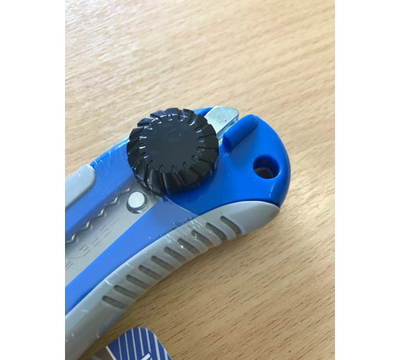 Нож ЭКСПЕРТ с выдвижными лезвиями 25мм ЗУБР 09175