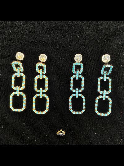 Серьги Триумф с сатиновыми кристаллами на черном фоне 4см