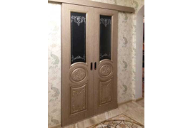 Дверь раздвижная под проем 1300*2000. Две створки в цвете "сандал" и с узорчатым матовым стеклом. Патинирование в цвет "шампань".