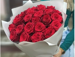 25  бордовых роз в упаковке "Для тебя"