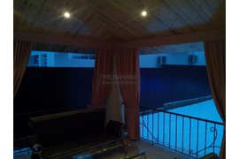 Шторы висят сборкой наружу. Чтобы изнутри не было видно шторную ленту, то решили сделать бандо для лучшего вида.