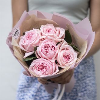 5 розовых пионовидных роз