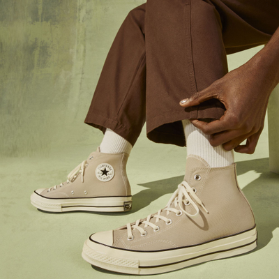 Конверсы серые высокие 70 фото на ноге