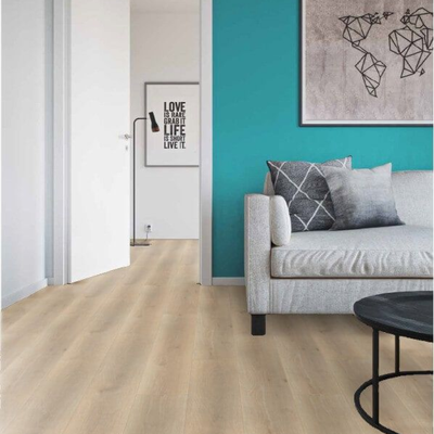 Ламинат Wineo Дуб Премиум Бежевый LA165XXLV4 в интерьере комнаты