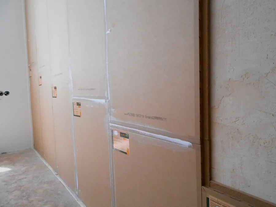 Панели примыкают к демферной ленте по всему периметру