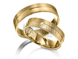Классические обручальные кольца из белого золота с центральной дорожкой с бриллиантом в женском коль