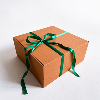 2 штуки - Огромная подарочная коробка GILEV 45х45х20см с зеленой лентой и наполнителем крафт