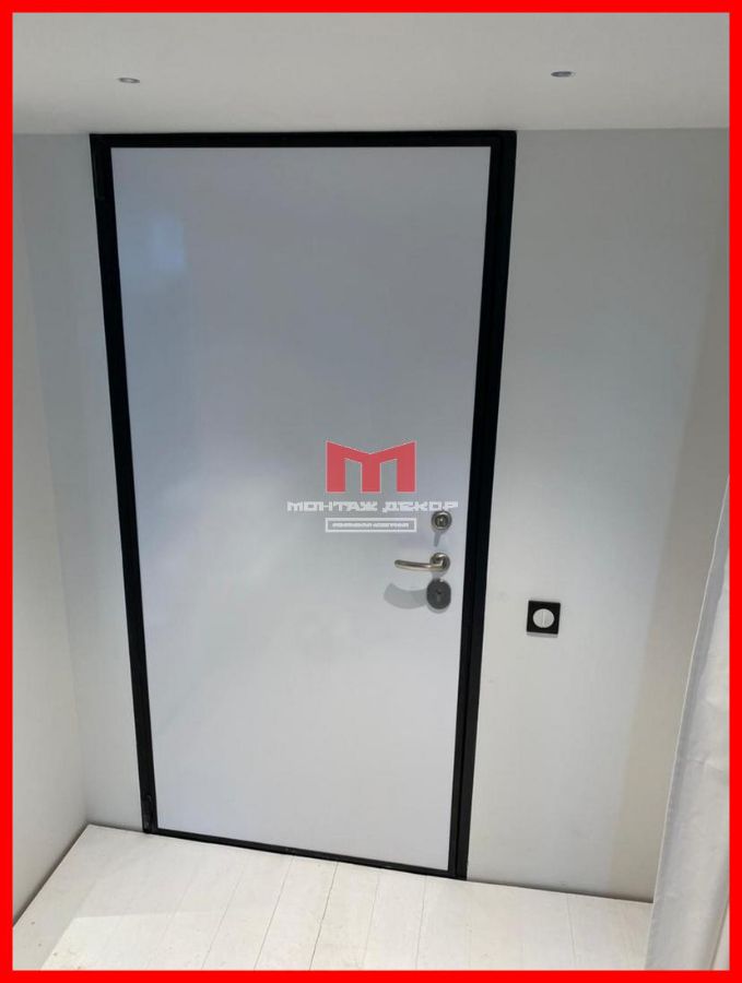 Входная дверь в квартиру оклеена белой глянцевой пленкой