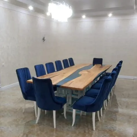 Стол-река из слэбов карагача с рекой голубого цвета, банкетный. Работа spilcenter.com, г.Грозный.