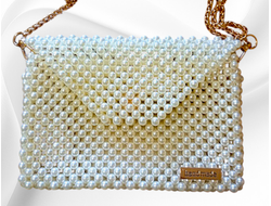 Клатч из кремовых акриловых бусин 8 мм, с золотистой цепочкой