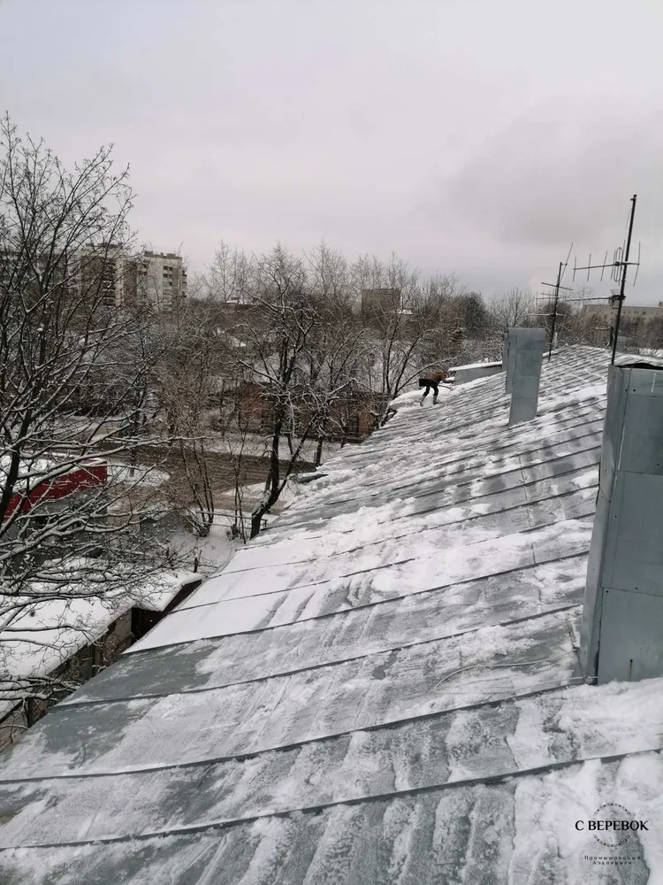 Полная очистка скатной кровли от снега