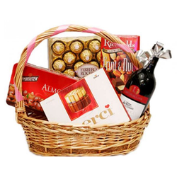 Подарочные корзины c фруктами и шоколадом