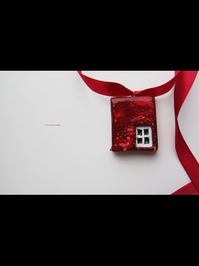 Необычная подвеска в авангардном стиле "Красные стены"