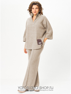 Трикотажный женский костюм состоящий из джемпера и брюк серого цвета