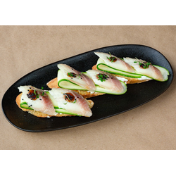 Брускетты с копченым балтийским угрем