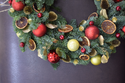 Новогодний венок из нобилиса (датской ели) с декором.