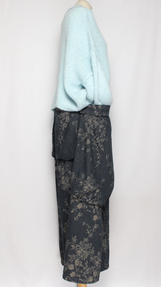 БРЮКИ-ЮБКА джинс-гобелен "КРЕАТИВНЫЕ КАРМАНЫ" мелкие цветы черные, синие р.46-54