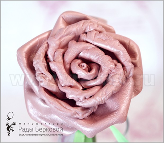 Подарок-поздравление на юбилей женщины в виде розовой розы из натуральной кожи