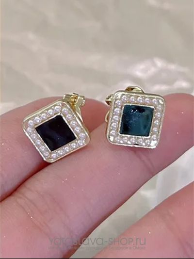 Модель : АЛ-337.Клипсы квадратные со стразами и черным камнем