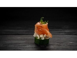 Канапе лосось со сливочным сыром на огурце 10 шт 350гр 1700₽  Ломтики слабосоленого лосося на сливочном сыре и свежих огурчиках.