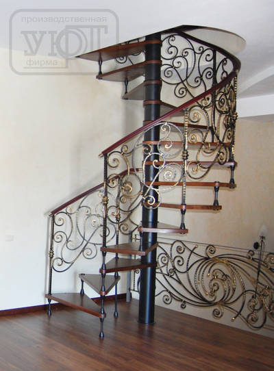 л-27. винтовая лестница. ограждение - художественная ковка. ступени, поручень - массив дуба