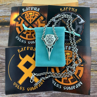 Рунический компас Вегвизир на Черепе Ворона