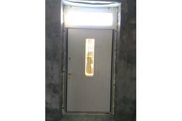 входная металлическая дверь со стеклопакетом и ковкой