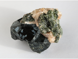 Шпинель черная на породе, Россия, Якутия (38*30*28 мм, 49 г) №18218