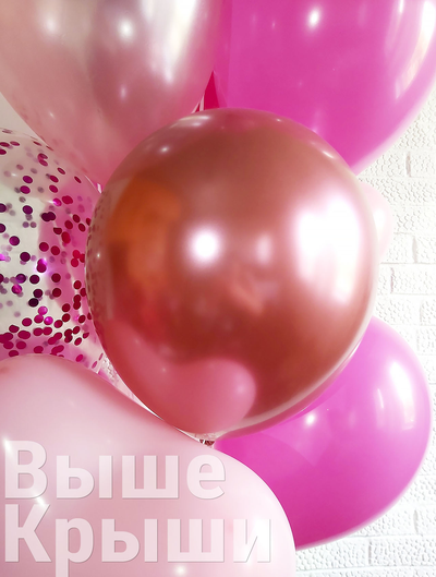 Воздушный шар розовый хром надутый гелием в сочетании с другими шарами