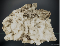 Горный хрусталь (разн. кварца), друза посеченная папиршпатом (кальцитом). Северная Осетия. 240*195*58мм.