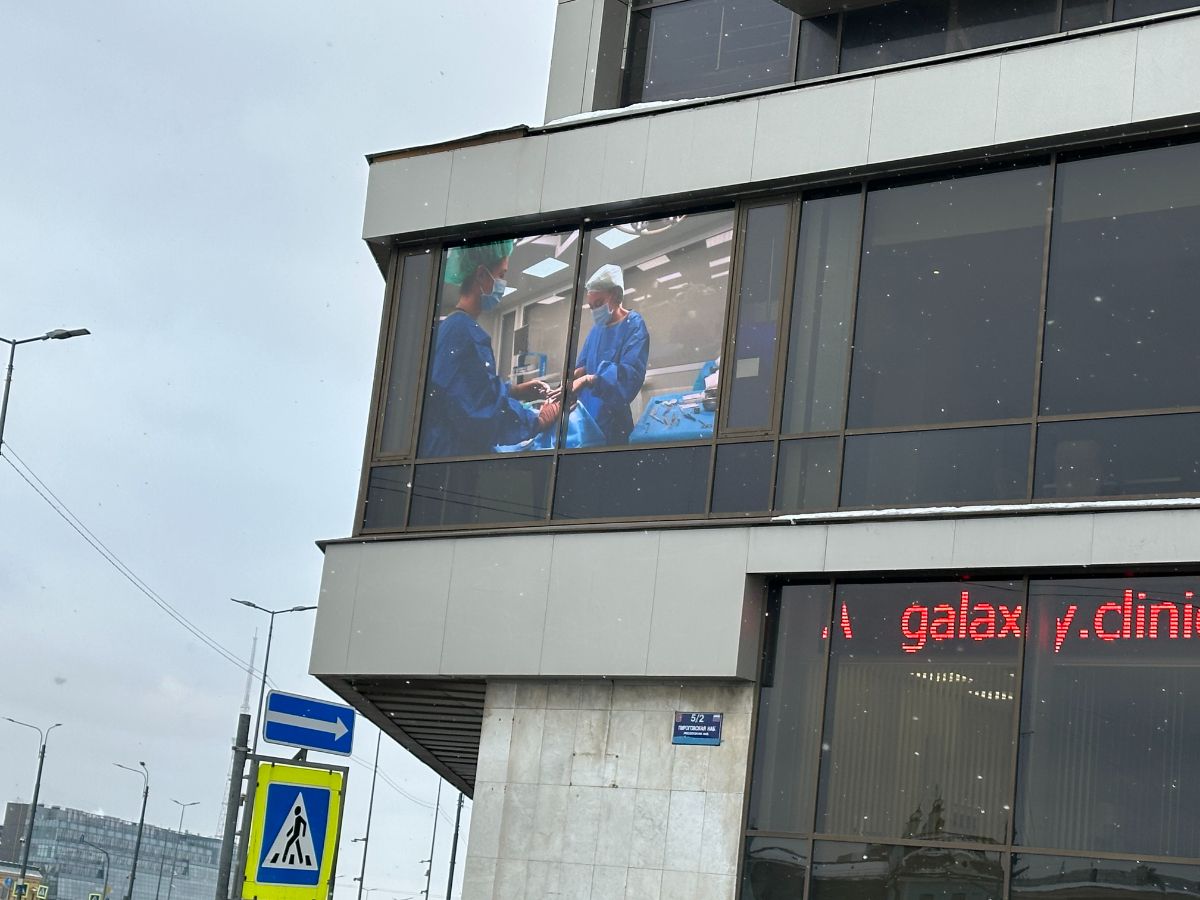 Институт красоты ГАЛАКТИКА. Видеоэкран в витрине. 4480 х 2720 мм Шаг пикселя 5 мм.