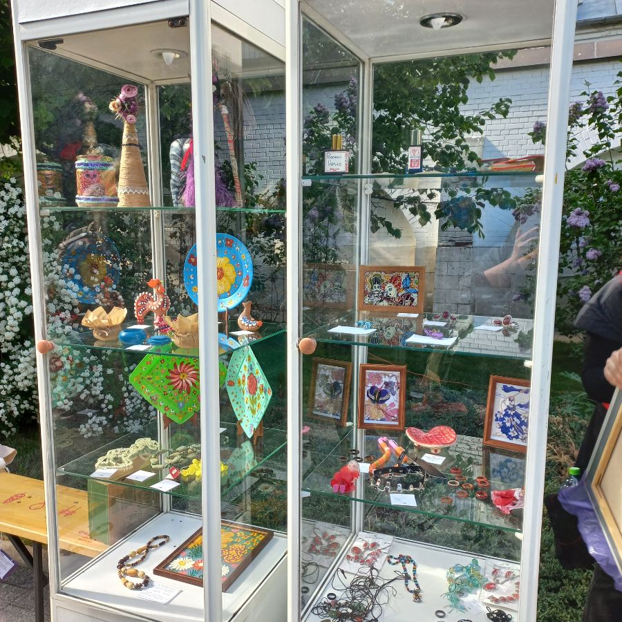 Уже слегла опустевшие витрины