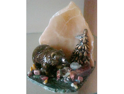 Медвежонок у елки, селенит и змеевик. ОПТ