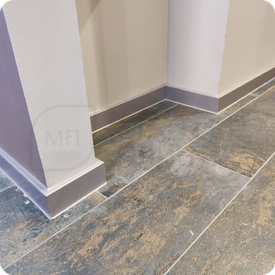 Плинтус ХДФ Dollken Cubu Flex Life 60мм Х 2,5 м 1246 Серебро платина в интерьере 11