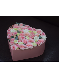 korobka-v-forme-serdca-s-kustovymi-rozami