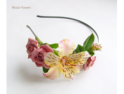 Ободок с цветами "Розы и альстрёмерия".