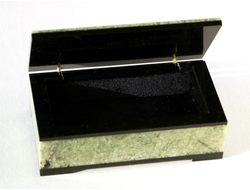 Шкатулка Нефелин цельнокройная, Россия, Урал (109*59*32 мм, 340 г) №10569