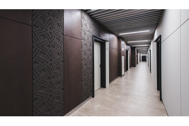 Бизнес-центр "NEO GEO" проектировало известное архитектурное бюро "Атриум".  Дизайн общественных пространств в этом проекте яркий и смелый. Туда прекрасно вписалась панель NG от нашей компании.