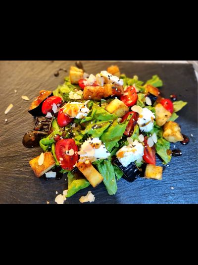 САЛАТ С БАКЛАЖАНАМИ И ТВОРОЖНЫМ СЫРОМ