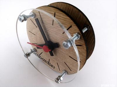 Часы настольные из ламели дуба и акрила