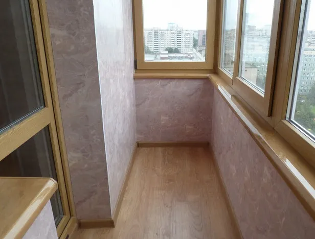 установка окон и подоконников на балкон с отделкой