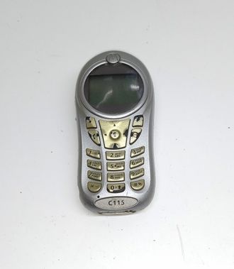 Неисправный телефон Motorola C115 (без АКБ, нет задней крышки, не включается)