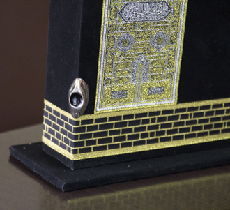 Коран на арабском языке в футляре в виде "Каабы"