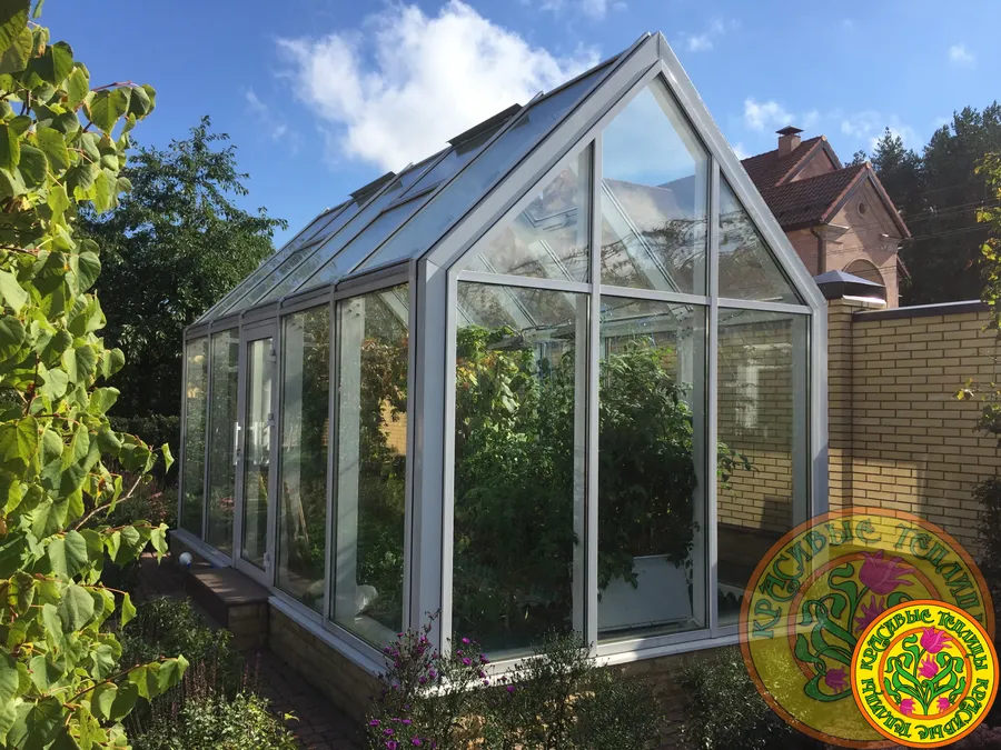Теплица из стекла круглогодичного использования с автоматическими системами полива, обогрева, осушения, охлаждения и проветривания.