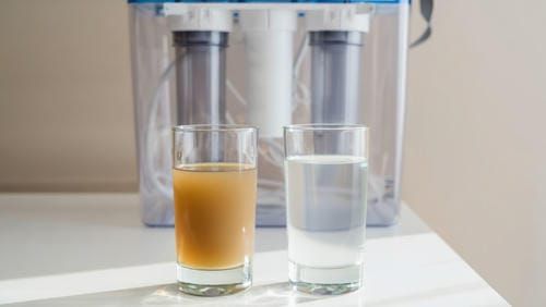 Сравнение воды до и после водоочистки в стаканах